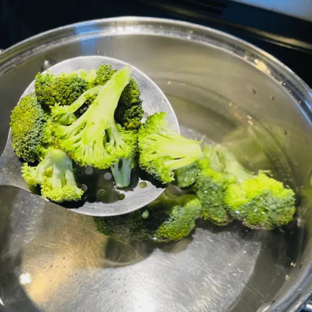 blanching broccoli